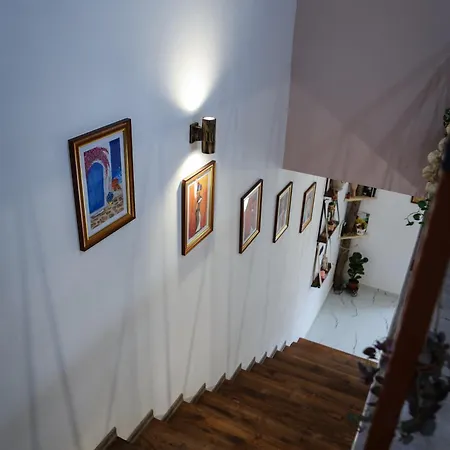 E Shtojzovalleve Villa